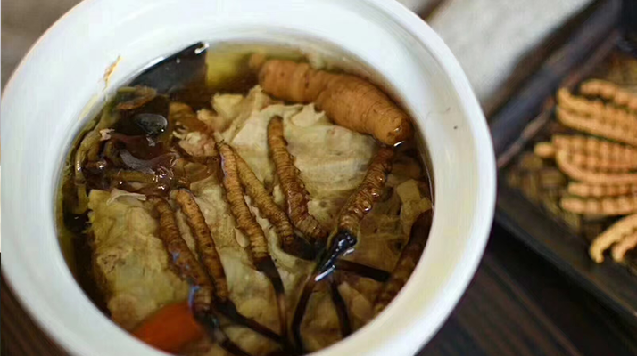 鮮香滋補(bǔ)！鮮冬蟲(chóng)夏草燉雞湯的美味做法