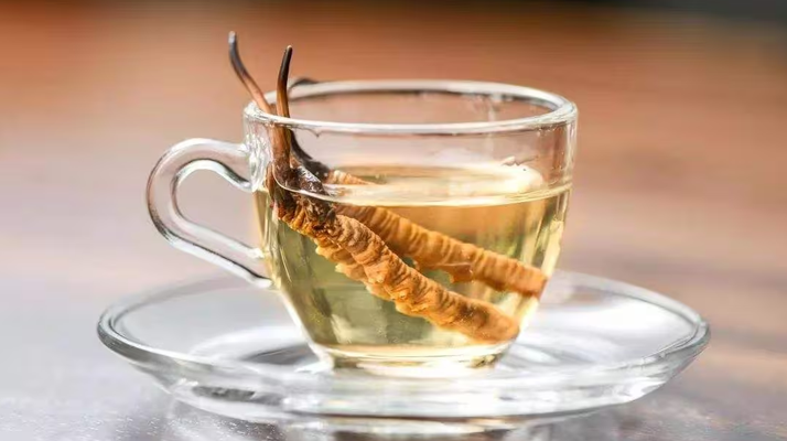 一杯蟲(chóng)草水，健康新滋味：冬蟲(chóng)夏草泡水喝的奇妙功效
